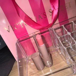 Caia matt läppstift💄  - Läppstift av caia i färgen pink party, endast swatchad & lite små märke från locket på sidan, men inget som påverkar färgen. Nypris: 225kr Frakt: 18kr