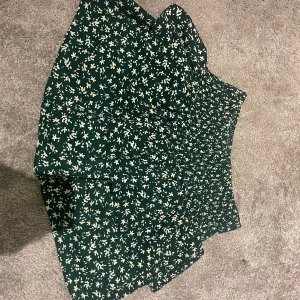 Zara kjol! - Grön volangkjol från Zara. I storlek 164 passar mig som har S. Nypris 250kr. Kontakta mig vid intresse…