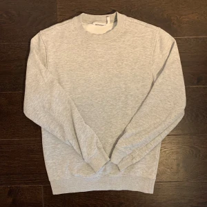 Weekday sweatshirt  - Tja säljer nu denna snygga weekday tröja i storlek XS och modellen på bilden är ca 180 lång.  Skick: 10/10 inga hål eller fläckar och är nästan helt ny 