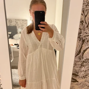 Klänning  - Vit långärmad sommarklänning från Zara i storlek M, men passar även S! Använd endast en gång så är i mycket bra skick.