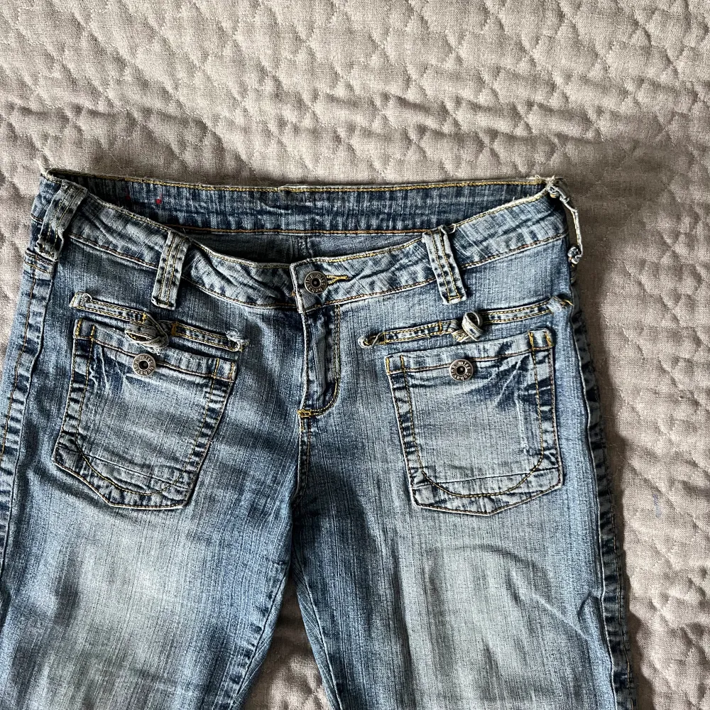 Aäljer dessa assnygga Lågmidjade jeansen med fickor både bak och fram😍 De är tyvärr för små och alldeles för låga för mig, säljer därför vidare🥰 pris kan alltid diskuteras och skriv ifall ni vill ha fler bilder🌸 . Jeans & Byxor.