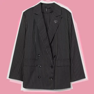 Oversized jacket/blazer Kawaii - BP💗 - Oversize, dubbelknäppt jacka i vävt tyg. Avslappnad passform med stora axelvaddar och hackslag med en broderad detalj. Framfickor med lock och en enkel öppning bak. Ofodrad.  Ny pris: 399kr säljer för 149kr (Slutsåld överallt)