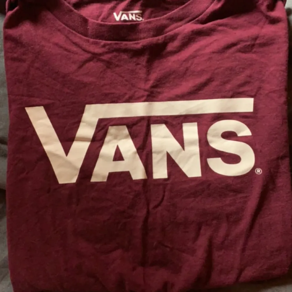 vin röd vans tröja storlek XS fint skick. T-shirts.