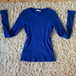 Långärmad tröja - Säljer nu denna fina långärmade tröjan ifrån Lindex! Denna tröja har bara använts en gång och kommer tyvärr inte till användning längre. Säljer för 120kr då orginalpriset ligger på 259kr.