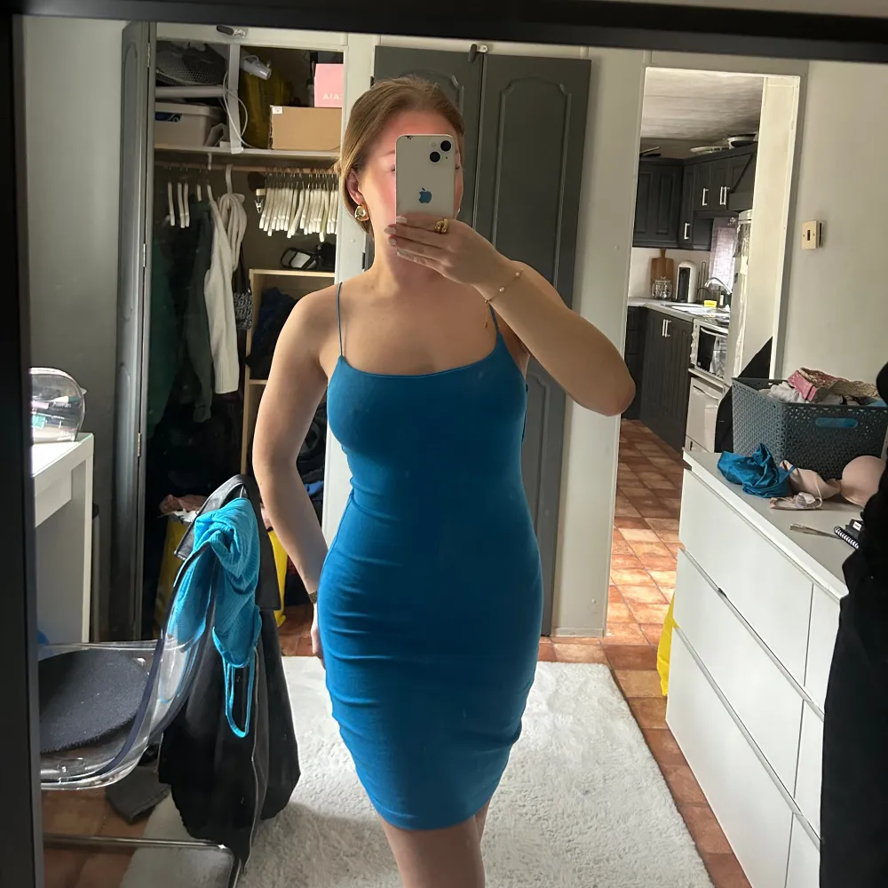 En fin blå tajt klänning ifrån zara storlek S. Använt 2-4 gånger kanske. . Klänningar.