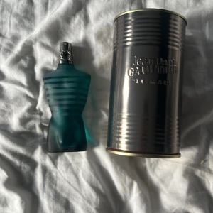 Jean paul gualtier le male edt - Jena paul gualtier le Male edt, 75 ml flaska. Box och parfym ingår.