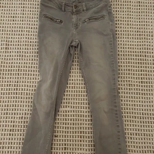 Low waisted Jeans/ Mid waist - Gråa Jeans från Twist & Tango. Väl använda men inga defekter och i fint skick. Köptes för ca 800kr