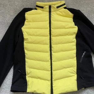 Sail racing jacka dam - En gul lättvikts jacka från sail racing 