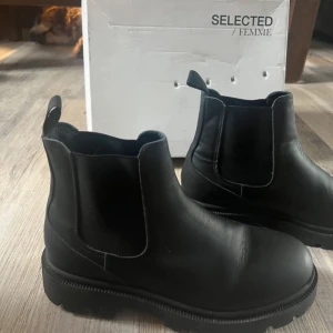 Selected femme boots - Snygga svarta boots som är använda fåtal gånger!    Öppen för prisförslag!