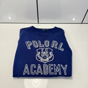 Ralph Lauren Tröja - Ralph Lauren tröja med riktigt snygg tryck, tröjan är i bra skick! Hör av er vid eventuella frågor! 😁