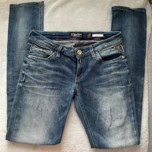 Supersnygga lågmidjade replay jeans, inte bootcut men inte jättetajta nertill, skinny till rak fit❤️‍🔥 finns vissa ”utstretchningar” på låren (därav pris) men syns ej på😊