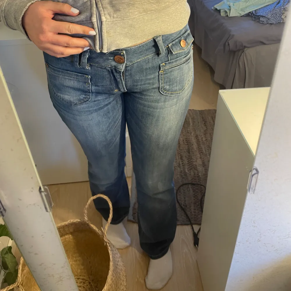 Blåa lågmidjade jeans med coola fickor där fram, storlek 36 💙 är ungefär 167 lång och precis ner till golvet på mig. Innerbenslängd : 80cm Midjemått: 35cm. Jeans & Byxor.