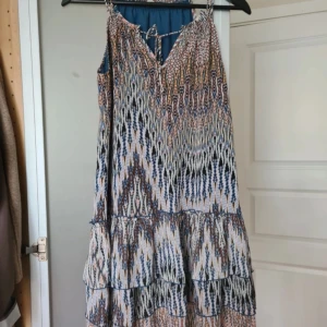 Missoni liknande volang klänning  - Nu säljer jag min fina massimodutti liknande volang kläning som jag köpt här på plik men var tyvärr för liten.💘 
