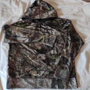 Underbar camo hoodie från Mossy Oak 