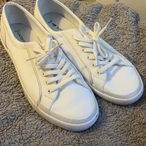 Lacoste Skor - Jag säljer fina Lacoste sommar sneakers, de är i bra skick använt de max 3 gånger de är för små för mig. Storlek 38