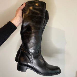 Höga stövletter  - Höga svarta stövlar med liten klack.  Bra skick. Skorna säljs i befintligt skick <3