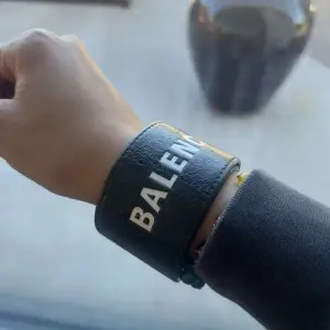 Super snyggt äkta Balenciaga reflex armband!!🧸✨