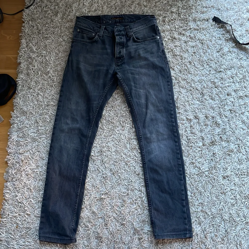 Hej säljer mina Nudie jeans! Modell grim Tim dark cove. Bland dem trendigaste jeansen just nu. En defekt längst ner på benet (bild2). Färg grå. Nypris: 1699kr. Storleken är 29:32. Frågor och funderingar hör av er. Kan gå ner i pris vid snabb äffär💸👍🙌. Jeans & Byxor.