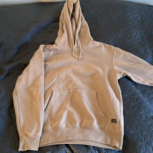 Jack&Jones hoodie - Jack&Jones hoodie av hög kvalitet. Tyvärr en liten fläck vid vänstra axeln men annars i mycket bra skick. 
