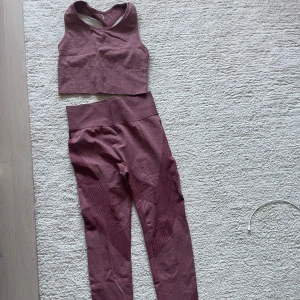Träningsset  - Lila/rosa träningsset från lager 157, topp (S, men stor) och tights (M), oanvänt