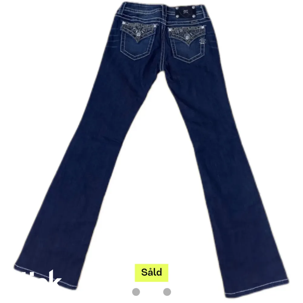 Miss me Jeans i modellen ”signature-Rise/boot”. Midjemåttet rakt över är 39cm, ytterbenslängd är 107cm och innerbenslängden är 87cm! Köpta här på Plick men var tyvärr för små för mig! 💞 (Bilder från förra ägaren).. Jeans & Byxor.