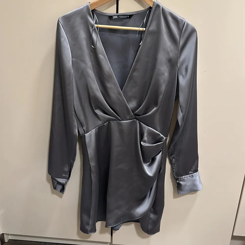 Säljer denna jätte fina korta gråa siden klänning från zara i storlek s. Klänningar.