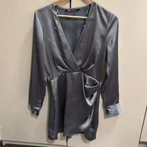 Säljer denna jätte fina korta gråa siden klänning från zara i storlek s