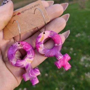 Venus Kvinna statement örhängen  - Egentillverkade. Handgjorda Polymer lera örhängen med hoops i rostfritt stål.