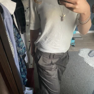 Lågmidjade Kostymbyxor  - Super fina y2k kostymbyxor som är nästan helt oanvända🫶 De är super bekväma och sitter lågmidjat💕 Säljer då jag inte använder dem och de är i väldigt fint skick💝