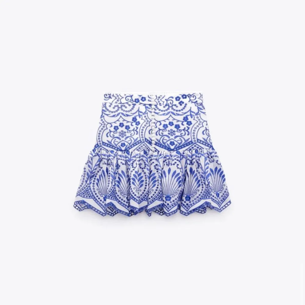 Säljer denna superfina blommiga kjolen ifrån Zara som är köpt förra året då den inte kommer till användning. Den är i storlek S och är endast använd några få gånger, perfekt till sommaren!!💕Köparen står för frakten🥰. Kjolar.