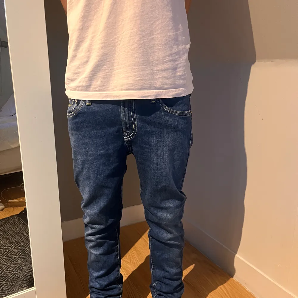 Tjena, säljer nu dessa svin feta Jacob Cohën jeans i storlek 29. Modellen är runt 175cm och väger runt 55-57. Ny pris på dessa är runt 5200kr mitt pris endast 1099kr.. Jeans & Byxor.