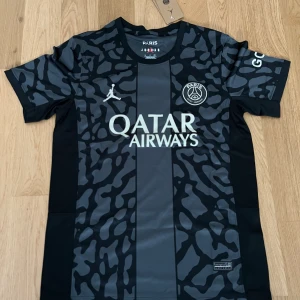 Psg svart fotbollströja  - Detta är en fotbollströja från PSG. Den är helt ny och väldigt fin. Han säljer den eftersom att den är för stor för honom. Pris och frågor kan diskuteras!