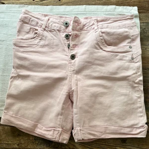 Damshorts - Fantastiskt fina sommarshorts i dammodell. Mycket bra skick. Storlek S (36).