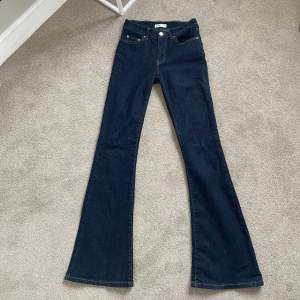 Mörkblåa mid waist bootcut jeans ifrån Gina Tricot i storlek 34. Endast använda 1 gång, så i väldigt bra skick. Nypris 499kr 💞💖