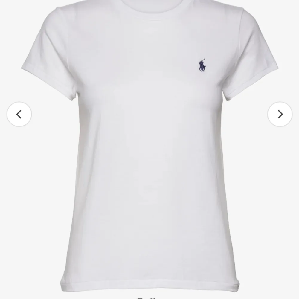 Jag säljer om min Raulph lauren tshirt eftersom att den inte passar längre ❤️. T-shirts.