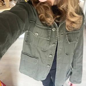 Grön vårjacka  - Superfin grön vårjacka med coola detaljer. Bra skick! Skriv om du har några frågor💓