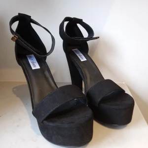 Klackskor  - Oanvända klackskor med gulddetaljer. Tyvärr lite nötta på några se ställen tex klacken pga att de legat i en låda med andra skor. 