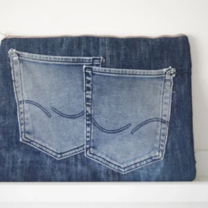 Datorfodral i jeans - 25x35, passar både chrombook & Mac⭐️ Handsytt av återvunna material🪡 Innerficka