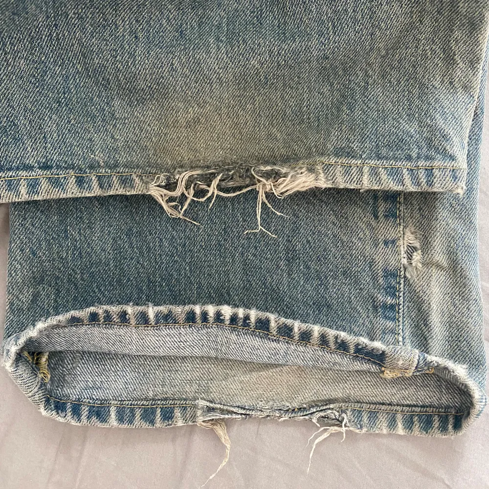 Fina baggy jeans med lite revor i knäna. Lite slitna i hälarna, köpt secondhand. . Jeans & Byxor.