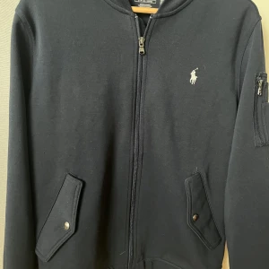 Polo Ralph lauren zip - Hej, jag säljer min Ralph lauren zip. Den är stolen M, den är i bra skick använd ett fåtal gånger. Priset kan diskuteras! Hör av er vid fler frågor/bilder!