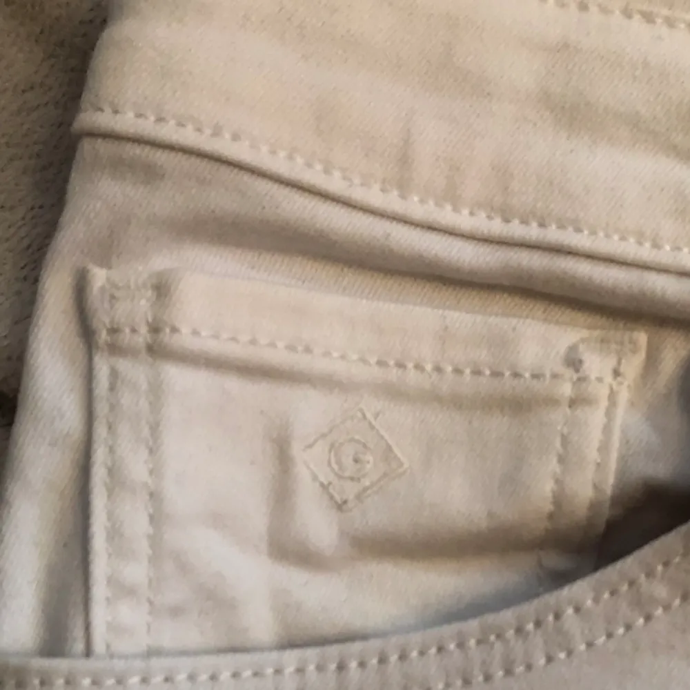 Vita stretch jeans från Gant. St 176 vilket motsvarar xs-s 34-36 dam.  Ställbara i midjan då dom kommer från barn men passar dam.  Äkta såklart och i nyskick.  Nypris 1200:- . Jeans & Byxor.