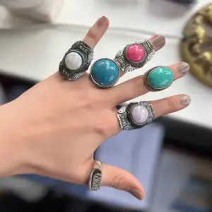 Säljer alla dessa ringar i okänd metall ! Färgar ej av sig vad jag har sätt. De 3 lika dana ringarna är reglerbara men dem andra är ej reglerbara. 100 styck  eller alla för 300