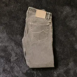 Ett par sprillans nya Jacob Cohen jeans i nyskick. De är i ett väldigt exklusivt material och passar till alla tillfällen. Vid funderingar är det bara att höra av sig! :)