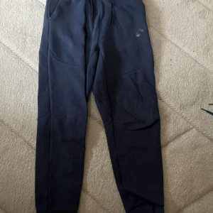 Nike tech byxor - Säljer ett par Nike tech byxor väldigt bra skick skulle säga 9/10. Väldigt snygga och sköna byxor. De är köpta för 900kr och säljer nu för 250kr priset kan även förhandlas vid snabb affär!🤝 hör av dig om det är nått du undrar☺️☺️