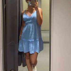 Klänning - Min blåa klänning från greenland som tuvärr har blivit för kort på mig så måste sälja. Man kan justera vid axlarna, endast använt 2 gg!❣️