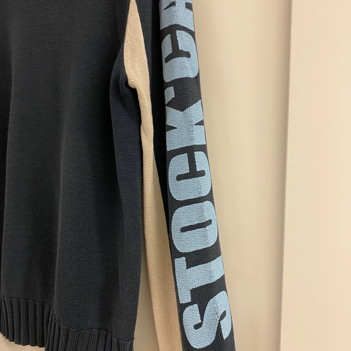 Stickad tröja med dragkedja L - 92