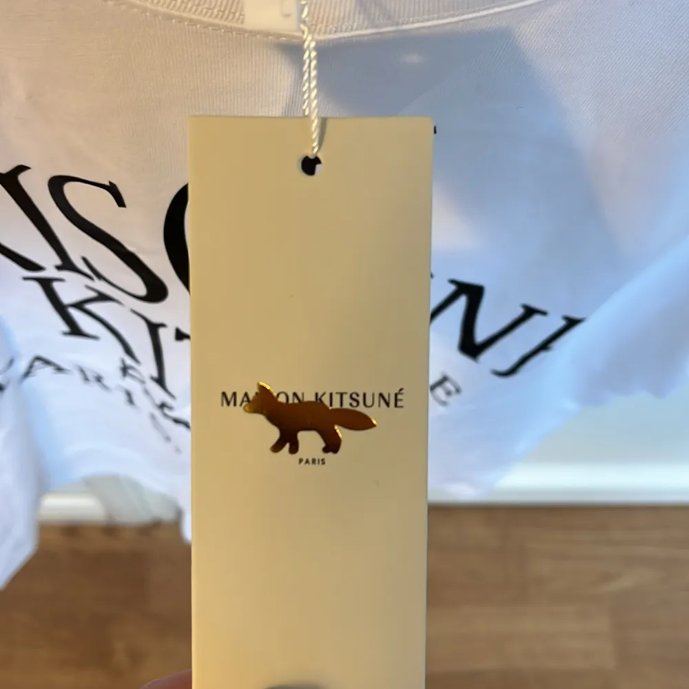 Helt ny Maison Kitsuné tröja som tyvärr köptes i fel storlek. Väldigt eftertraktad. Köptes för lite över 1000 kr. Svarar gärna på dina frågor 🌟. T-shirts.