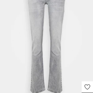 Ltb jeans - Passar bra på mig som är 167, har i vanliga fall strl 34. Nypriset är 949, dom är Använda 2 ggr dvs att dom är i nyskick. Jag köpte dom i början på mars, säljer då jag fått ett till par. Skriv för bilder eller om du har någon fråga💝
