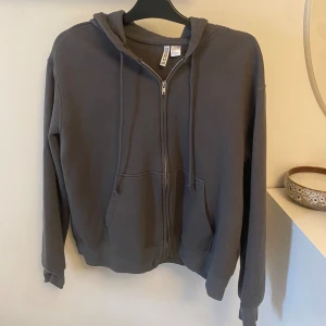 zip up hoodie - Använd ett fåtal gånger, säljer pga den kommer inte till användning❣️