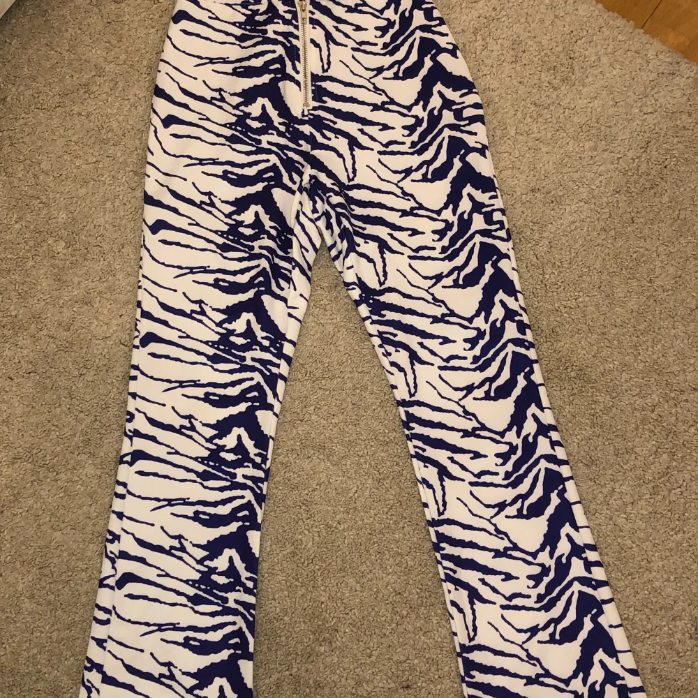 Jag säljer ett par lila zebra byxor som jag har köpt på shein. Dom är high waisted med dragkedja på framsidan tror dom är storlek 36 men jag har sytt in dom i midjan men jag kan också ta bort det!!  . Jeans & Byxor.